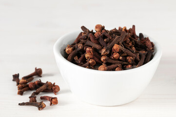 Nahaufnahme von Nelken in einem Porzellanschälchen