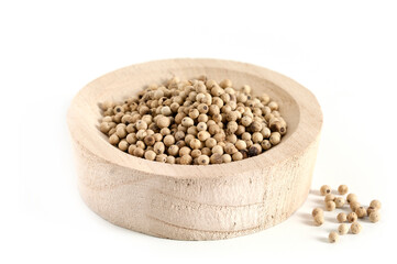 Weißer Pfeffer in einer Holzschale