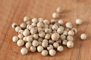 Weißer Pfeffer auf Holzuntergrund