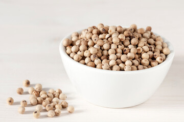 Weißer Pfeffer in einem Porzellanschälchen