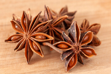 Nahaufnahme von losem Sternanis auf Holzuntergrund
