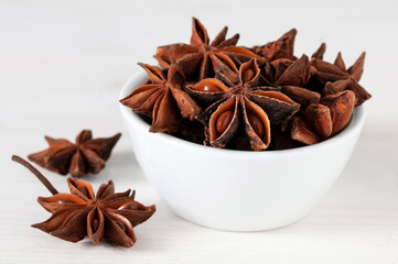 Nahaufnahme von Sternanis in einem Porzellanschälchen