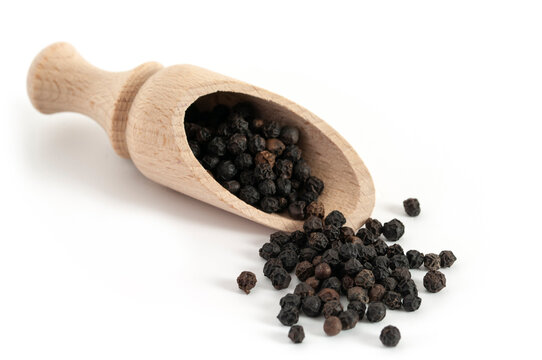 Schwarzer Tellicherry-Pfeffer in einer Gew&uuml;rzschaufel aus Holz