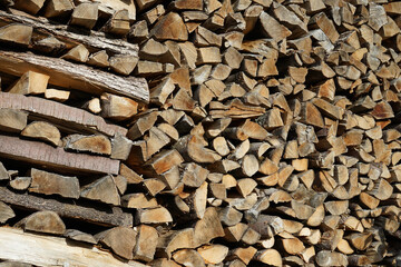 Holzstapel in einem Garten in Schwarzenfels