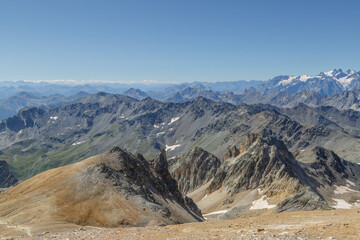 Paysage depuis le sommet du Mont Thabor dans les Alpes françaises en été 