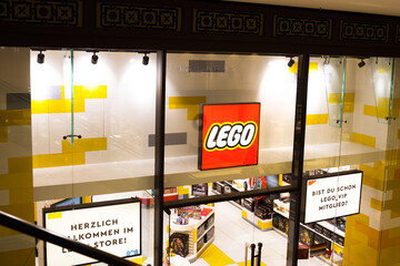 Naklejka premium berlin, berlin, germany - 08 12 2022: a sign of a lego store