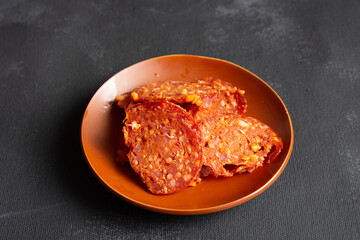 rodajas de fresco pepperoni para preparar pizza
