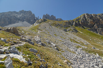 Fototapeta na wymiar Randonnée au sommet du Mont Thabor dans les Alpes françaises en été 