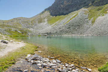Lac Lavoir niché au pied du Mont Thabor dans les Alpes françaises en été 