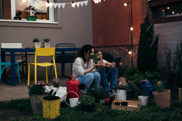 Naklejka premium Promoting small family business on social media