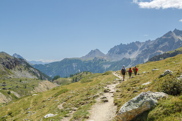 Touristes sur le site naturel du Mont Thabor dans les Alpes françaises en été 