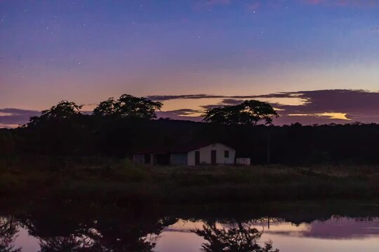 timelapse de uma noite estrelada no campo