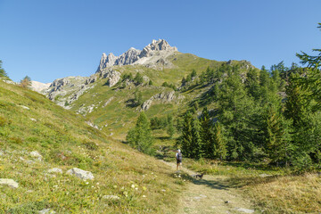 Touristes sur le site naturel du Mont Thabor dans les Alpes françaises en été 