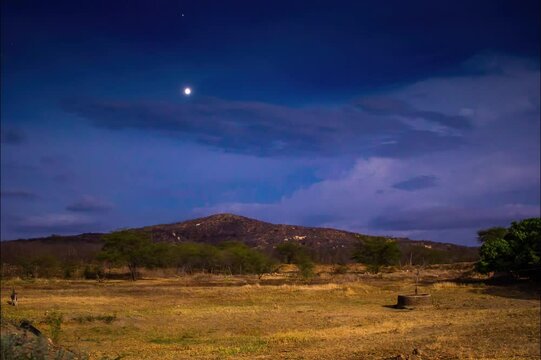 timelapse de uma noite estrelada