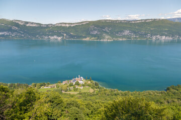 Fototapeta na wymiar Panorama du lac du Bourget en été depuis le massif des Bauges, Savoie, France