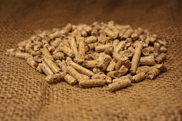 Holzpellets als regenerativer Energieträger veredeln Sägenebenprodukte zu nachhaltigem Wärmelieferant