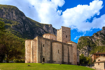 Fototapeta na wymiar Abbazia di San Vittore alle Chiuse, Genga, Marche, Italia.