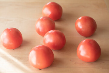 テーブルの上のトマト