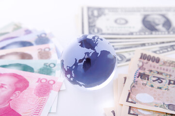 地球儀と世界の主要通貨