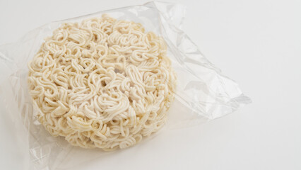 包装された日本の未調理の即席めん　イメージ