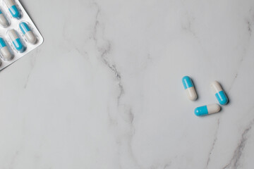Pastillas o remedios sobre fondo blanco de mármol