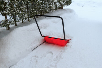 スノーダンプで雪寄せ　雪かき　除雪　冬　イメージ