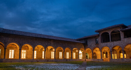 Obraz premium Cloister of the ancient monastery