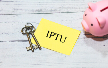 A sigla IPTU de Imposto Predial e Territorial Urbano em Português do Brasil escrita em um pedaço...