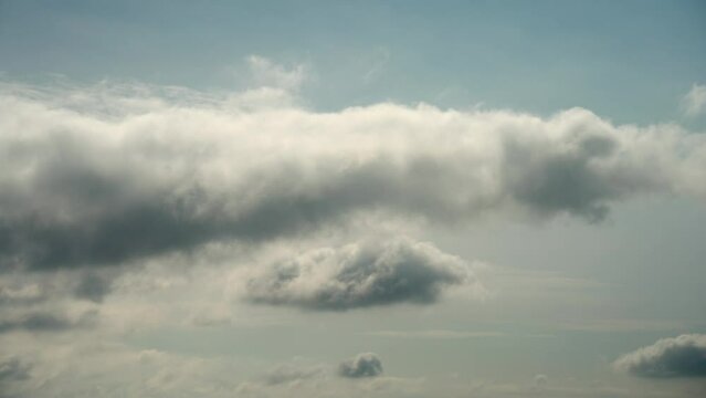 晴れの日の上空に厚い雲