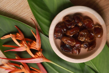 Flat lay a bowl of dates on a wooden table