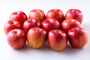 Fototapeta na wymiar 背景に沢山の赤いリンゴ