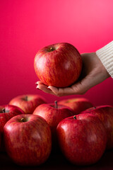 りんごを持った女性の手
