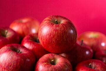 Fototapeta na wymiar 赤背景に沢山のりんご