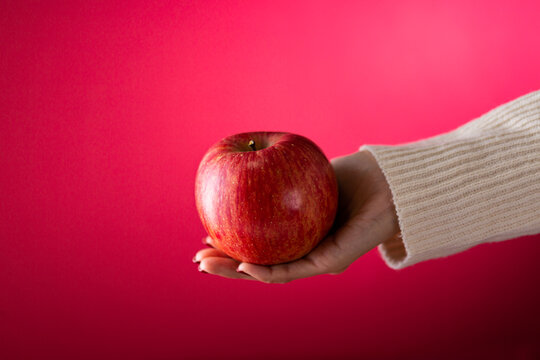 りんごを持った女性の手