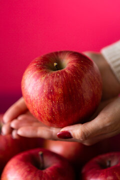 りんごを持った女性の手
