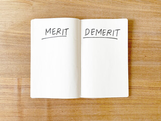 メリットデメリット（Merit &Demerit）とペンで書かれたノート