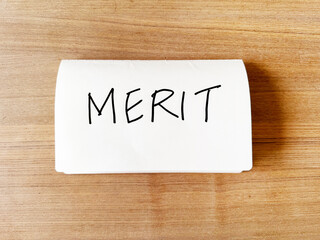 メリット（Merit）とペンで書かれたノート