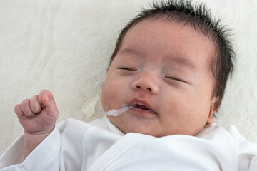 ミルクを履き戻した赤ちゃんの上半身（0歳1か月、日本人、男の子）
