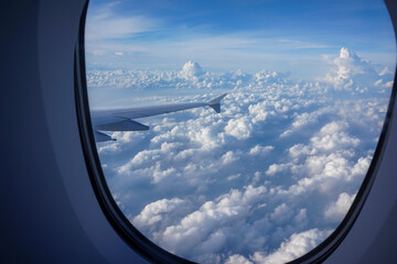 비행기 안에서 바라본 구름 위 하늘 풍경