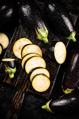 Cut into pieces on a cutting board of eggplant. 