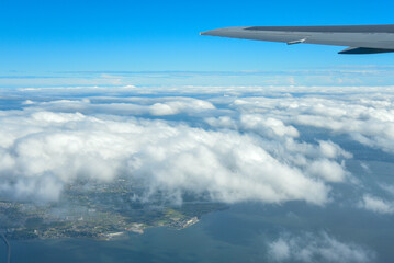 Fototapeta premium 飛行機から眺める沖縄の美しい海の風景