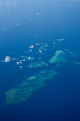 飛行機から眺める沖縄の美しい海の風景