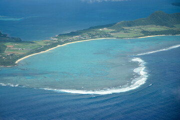 飛行機から眺める沖縄の美しい海の風景