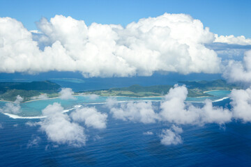 飛行機から眺める沖縄の美しい海の風景