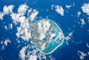 飛行機から眺める沖縄の美しい海の風景