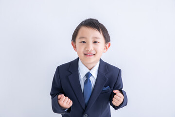 ガッツポーズをする男の子