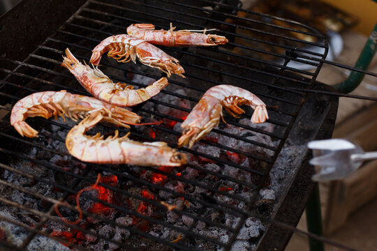 Langostinos a la plancha en una barbacoa casera en un d&iacute;a libre