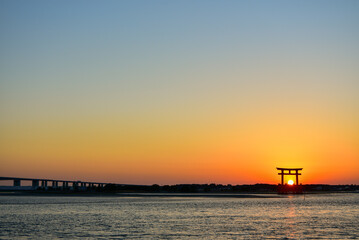 弁天島にある赤鳥居に沈む美しい夕陽