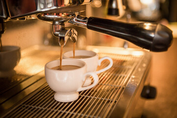 커피머신에서 내려지는 풍미가 가득한 커피 