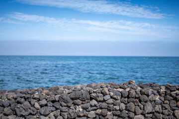 Fototapeta 제주도 화강암 돌담을 배경으로 펼쳐진 아름다운 바다와 하늘, 그리고 구름 obraz